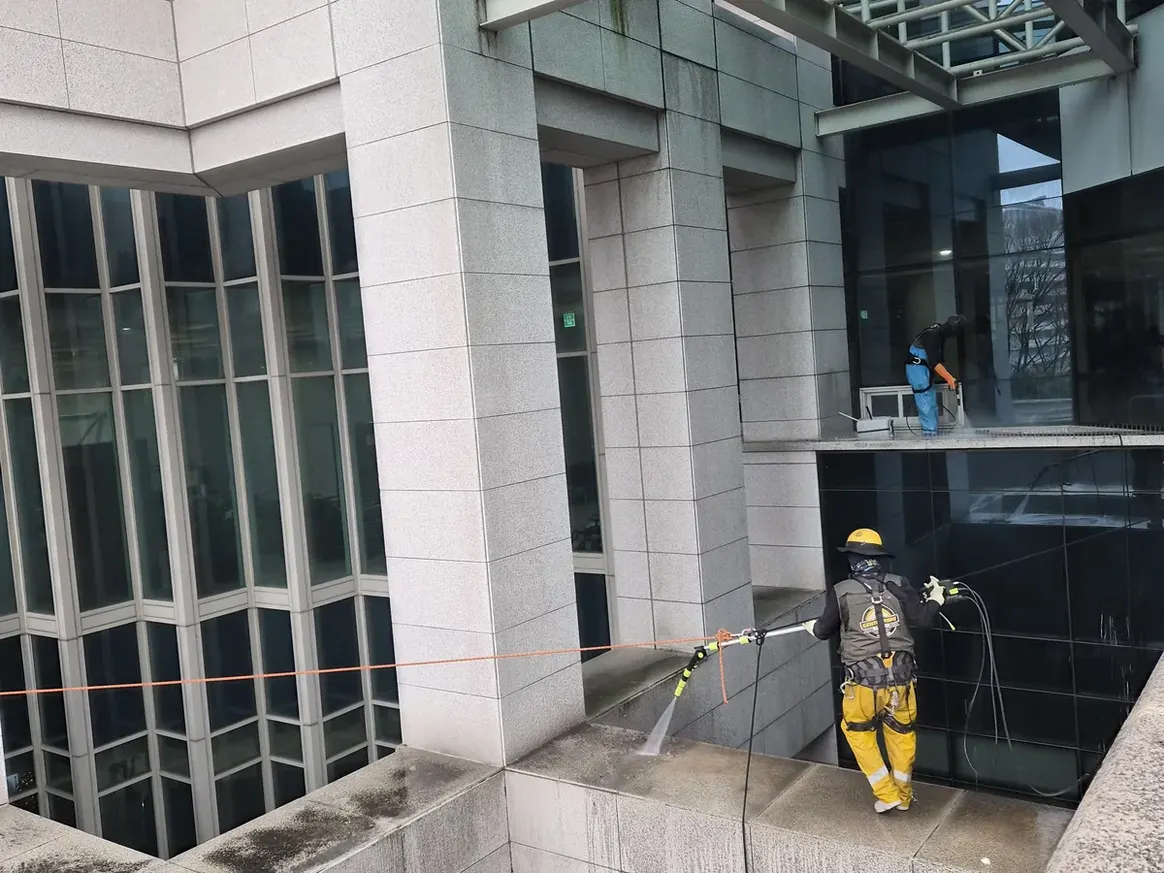 세종시 도담동 상가건물 옥상 파라펫 장비 주변 정밀 위생청소 사례 - 행진크린