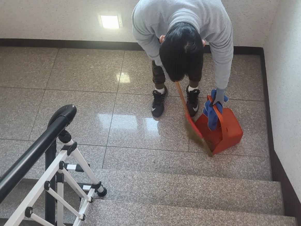 세종시 도담동 빌라 공동현관 장비 주변 정밀 위생청소 사례 - 행진크린