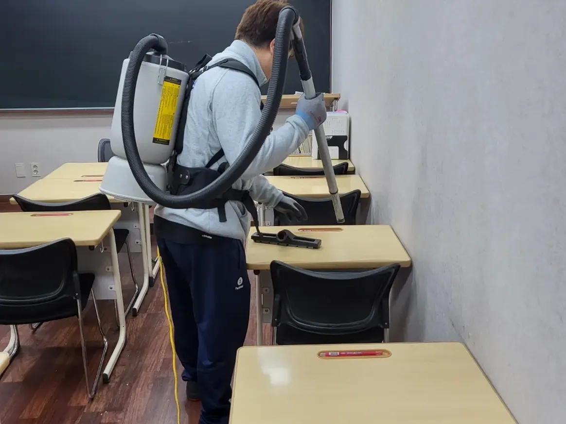 세종시 소정면 학교 현관·중앙홀 바닥 위생청소 사례 - 행진크린