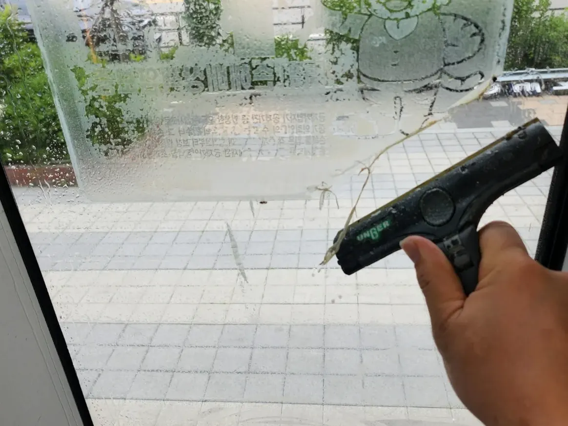 세종시 도담동 사무실 고층 외창 장비 주변 정밀 위생청소 사례 - 행진크린